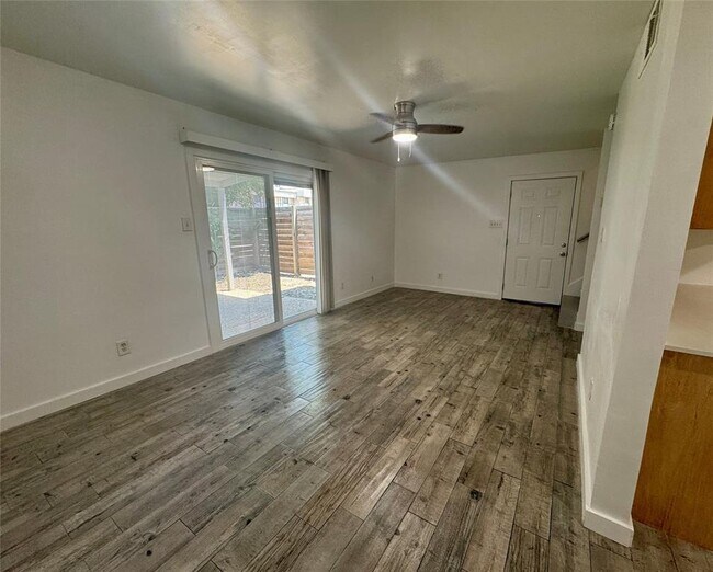 Foto del edificio - 1841 Wooten Park Dr