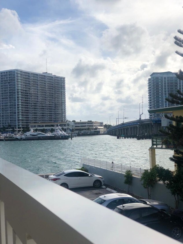 Foto principal - 2016 Bay Dr