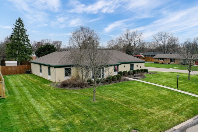 Foto del edificio - 5211 Oakbrooke Dr