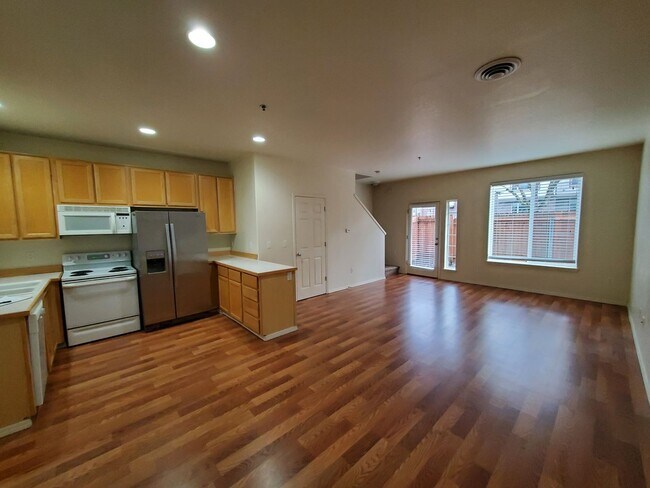 Building Photo - Great Location! 2 Bed 2 Bath Townhouse Style Condo! Open Concept! Laminate Floors Throughout Main!