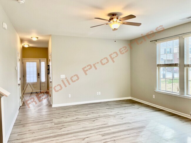 Building Photo - Beautiful 3 Bedroom 1 Car-Garage End unit ...