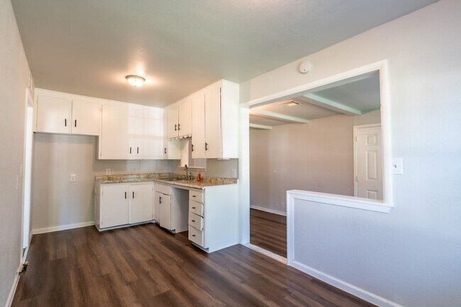 Building Photo - 3 Bed / 1 Bath in Tulsa!