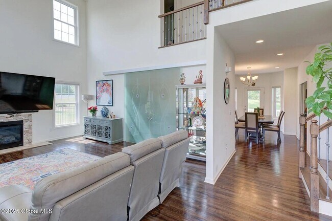 Foto del edificio - 65 Haywood Ln