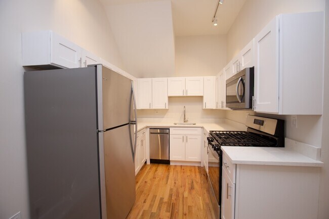 Building Photo - 2030 N Oakley Ave