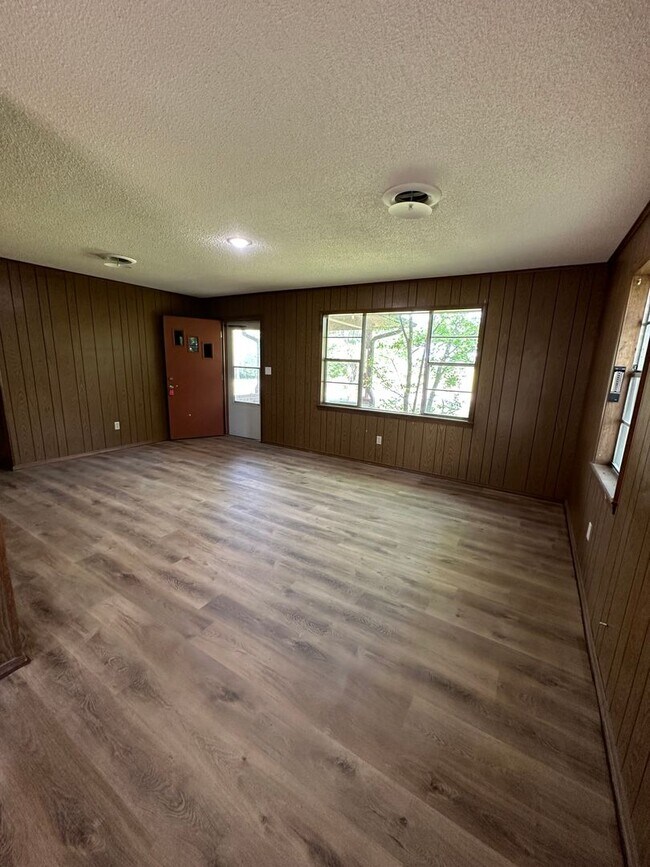 Building Photo - 1515 Oak Grove Rd