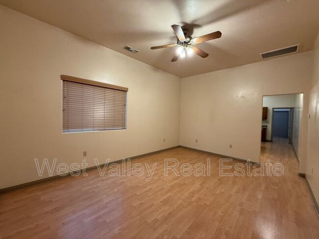 Building Photo - 522 Center St