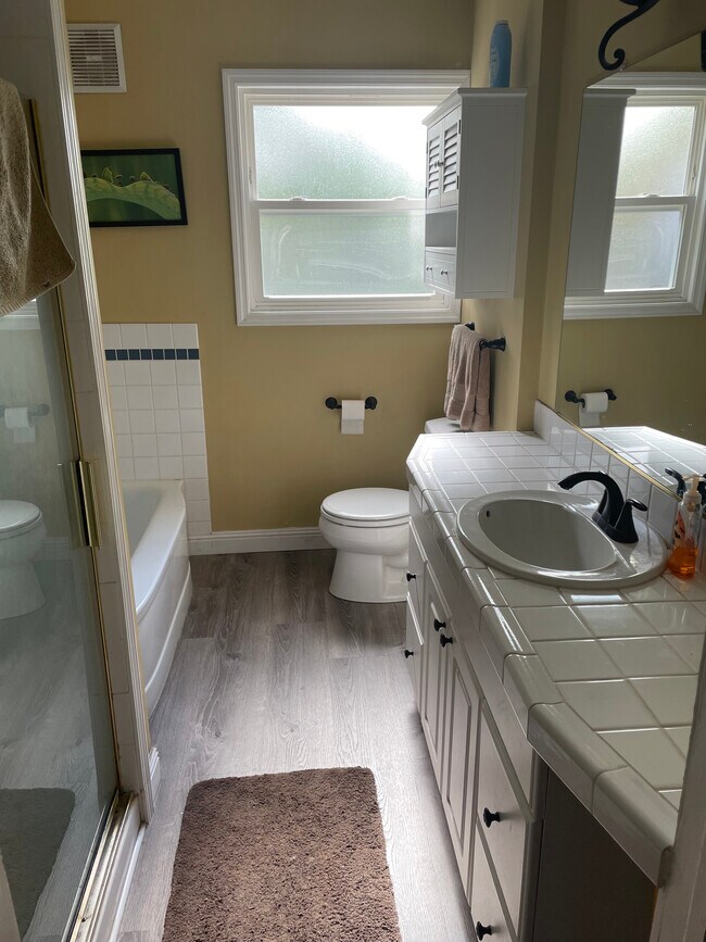 Baño con bañera y ducha. - 2732 Eccleston Ave