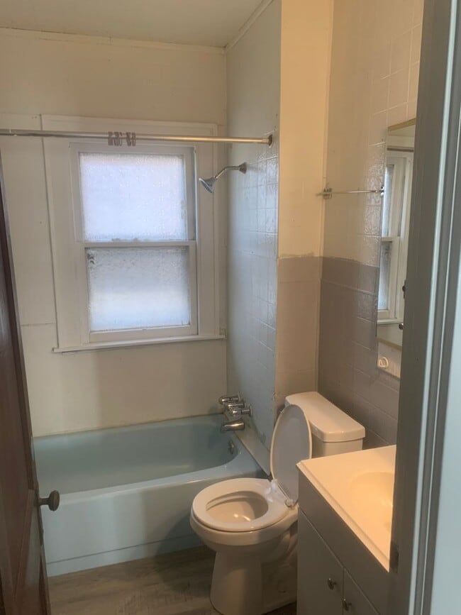 Building Photo - Charming 3-bedroom Section 8 Accepted!