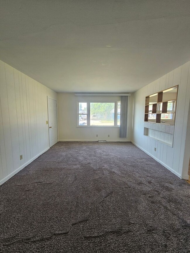 Building Photo - 2 BED | 1 BATH | SINGLE-LEVEL HOME | ROBBI...