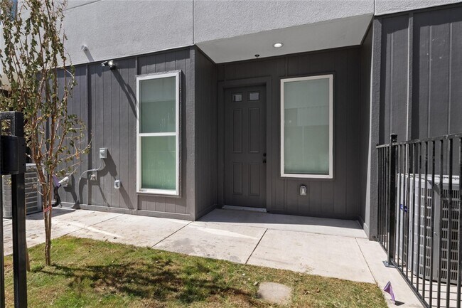 Building Photo - Modern 4-Level Townhouse with Rooftop Deck & Downtown Views – 3 Bed, Flex Spaces, 2-Car Garage in...