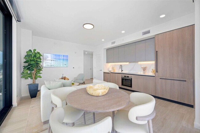 Foto del edificio - 7144 Byron Ave
