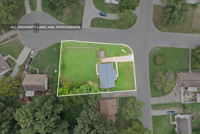 Foto del edificio - Three Bedroom on Corner Lot!