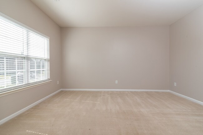 Building Photo - Spacious 4 Bedroom!!