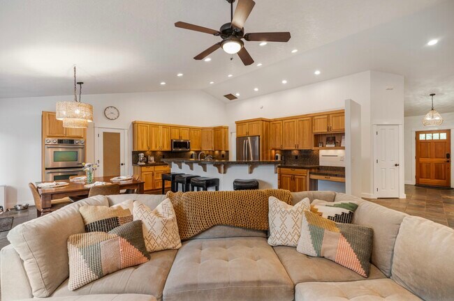 Building Photo - 20881 Top Knot Ln