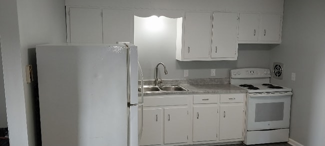 Foto del edificio - 145 Hendricks Blvd