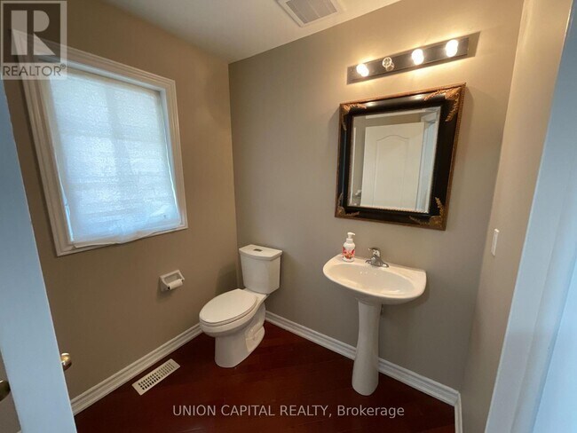 Building Photo - 54 Kindy St