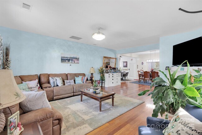 Building Photo - 600 Latimer Way