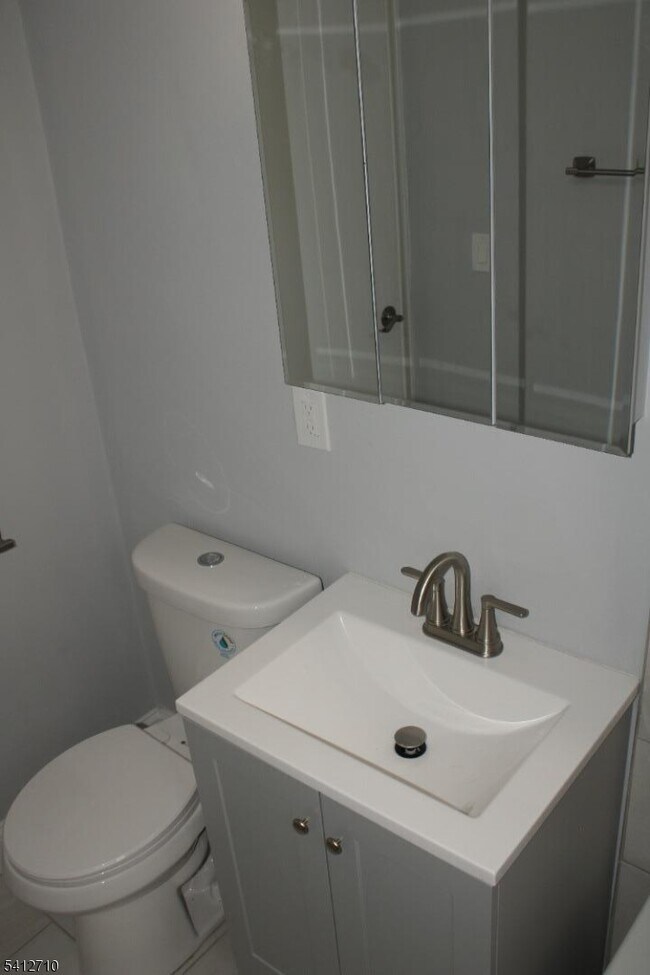 Foto del edificio - 819 Bloomfield Ave