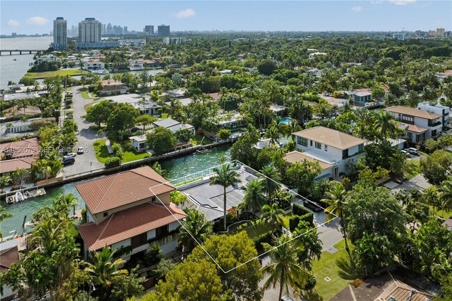 Building Photo - 1250 NE 87th St