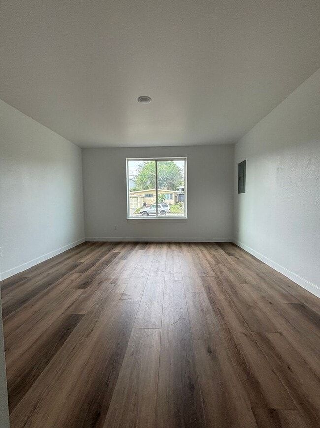 Building Photo - 1209 E 10th St
