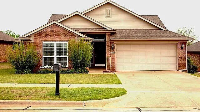 Building Photo - 1202 W Stonecrest Ave