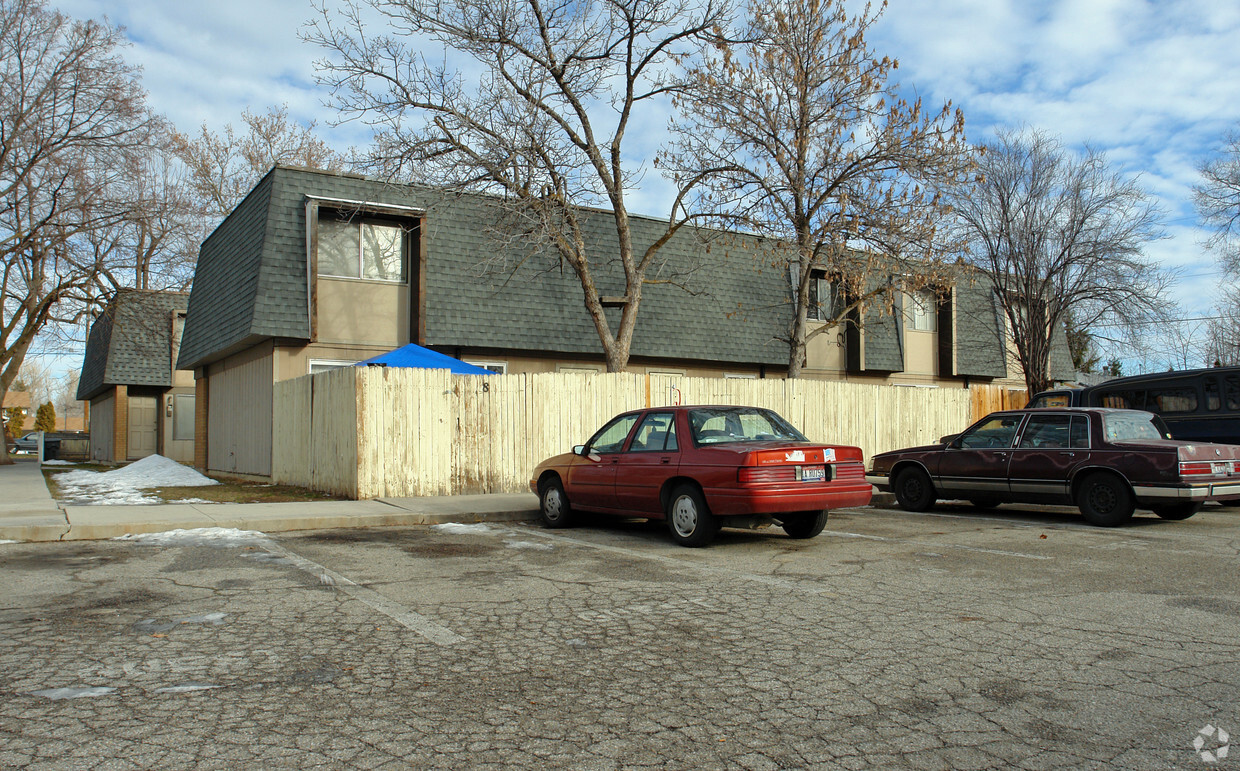 Primary Photo - Evergreen Apartments