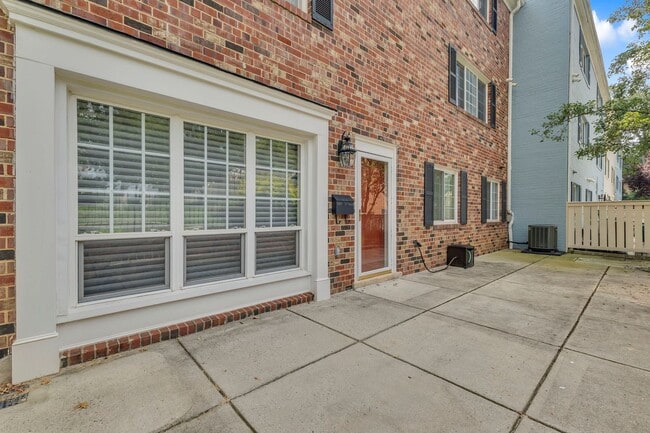 Building Photo - Large, Luxurious 2 Bedroom 2 Bath at Parkside at Alexandria