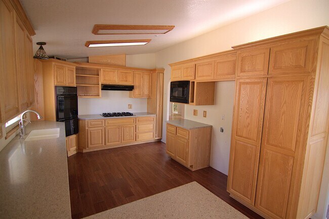 Foto del edificio - Spacious 4 Bed / 2 Bath Home with Mountain Views in Acton