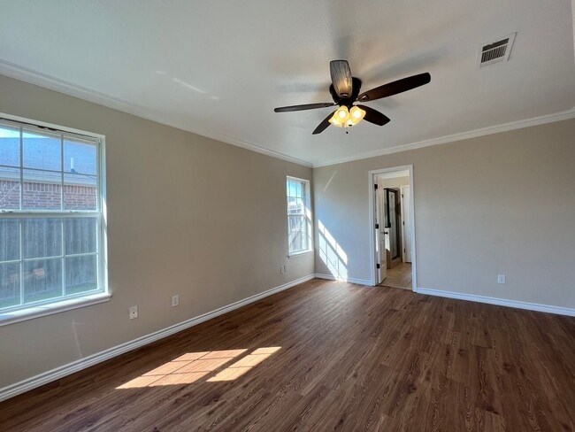 Building Photo - Temple West Gem!