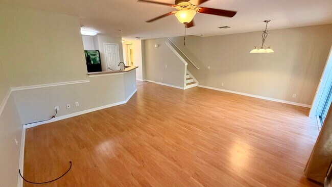 Sala de estar mirando hacia el comedor. - 15141 Piping Plover Ct