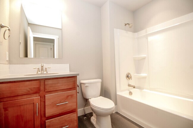 Foto del edificio - Beautiful 2 bed 2.5 Bath Townhome in West Greeley Available Early June!