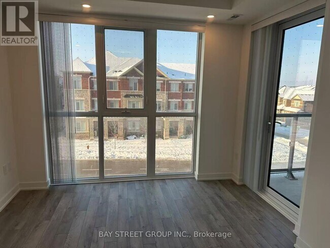 Photo du bâtiment - 1005 Dundas St E