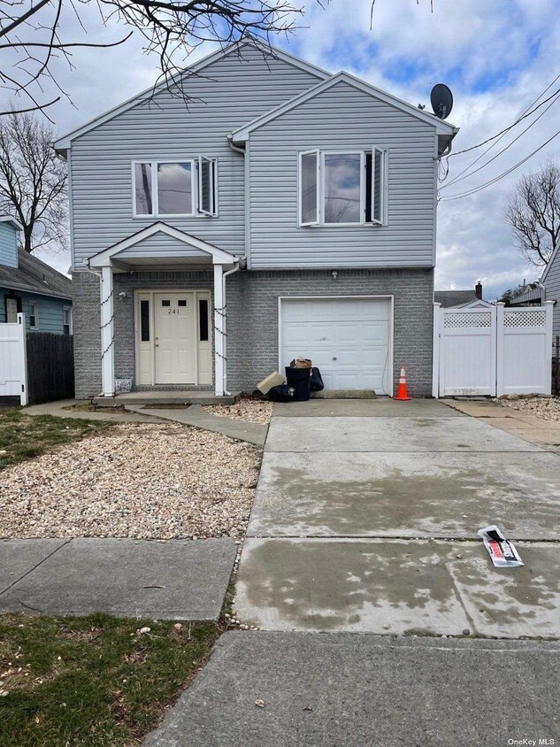 Primary Photo - 241 Rhodes Ave