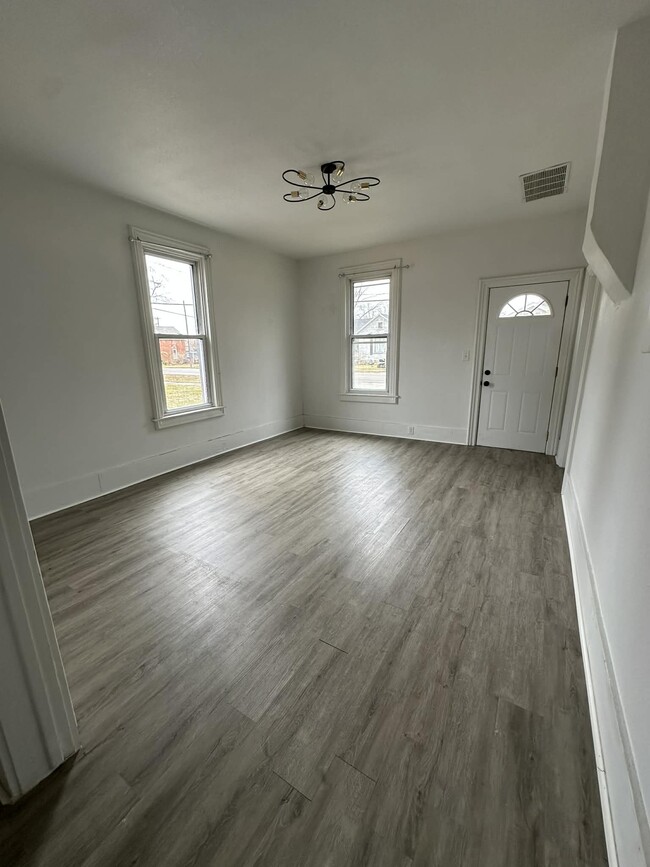 Building Photo - 725 Hopkins St