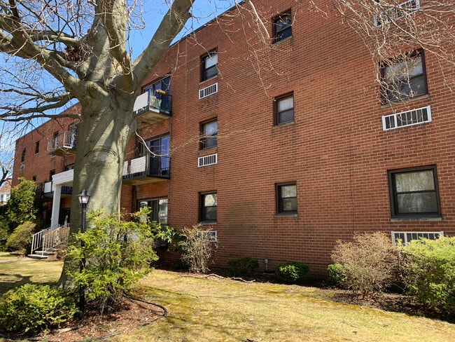 Building Photo - 175 N Vine St