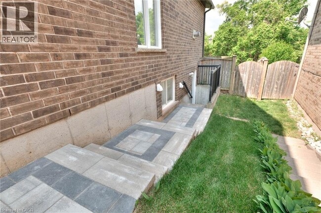 Building Photo - 556 Netherwood Cres