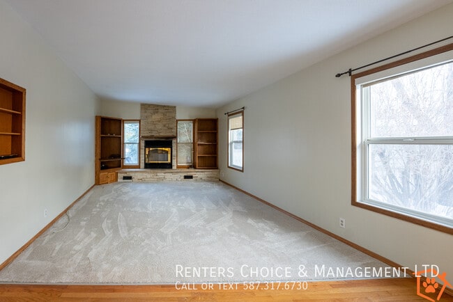 Building Photo - 2 Bedroom Pet Friendly House With Yard, AC and Assigned Parking