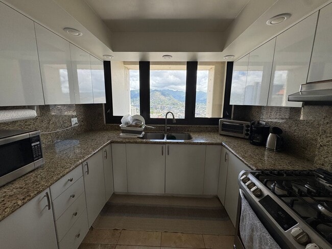 Foto del edificio - Luxury High-Rise Living with Panoramic Ocean Views at Yacht Harbor Towers