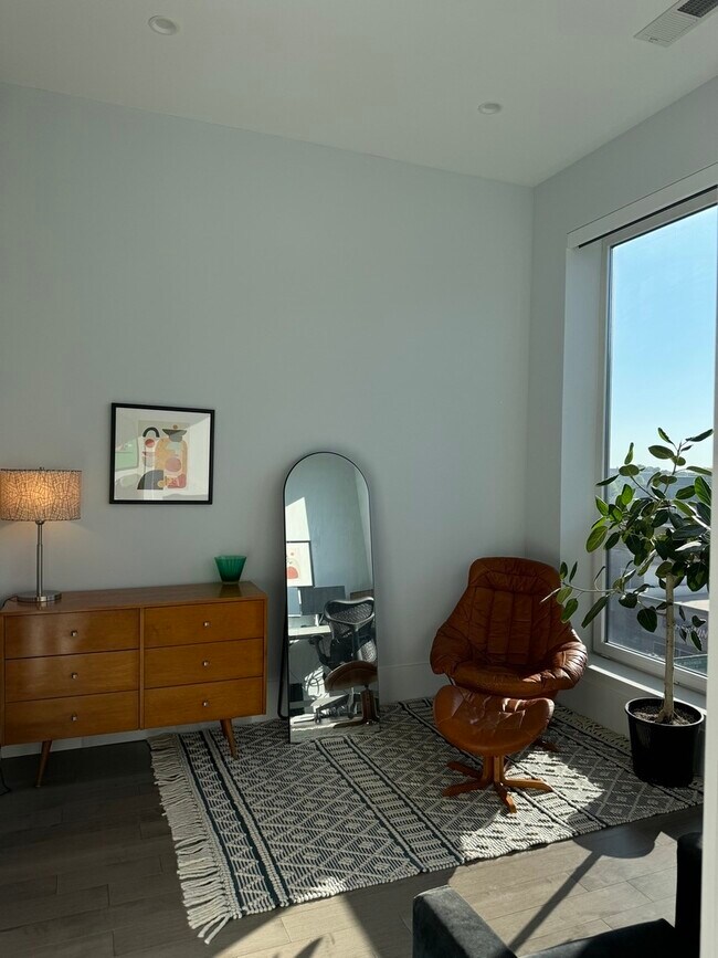 Building Photo - 2353 W Wabansia Ave