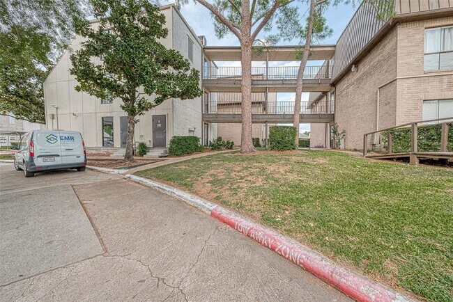 Foto del edificio - 3025 Walnut Bend Ln