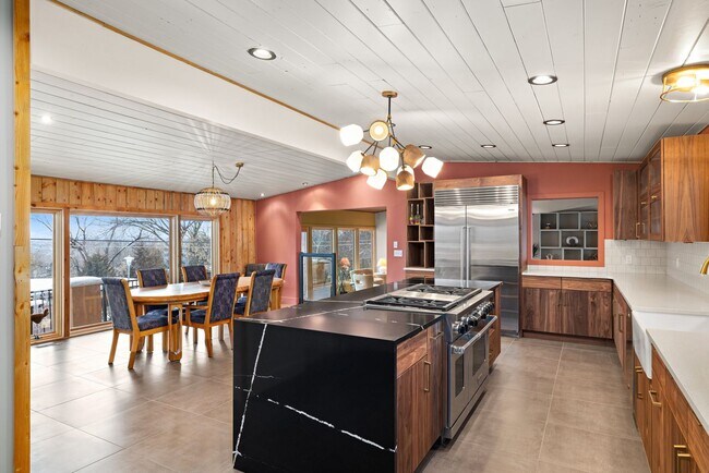 Building Photo - Beautiful spacious furnished home
