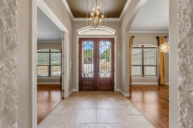 Foto del edificio - Resort-Style 4-Bed Estate with Pool, Courts & Luxe Upgrades in Spring Branch