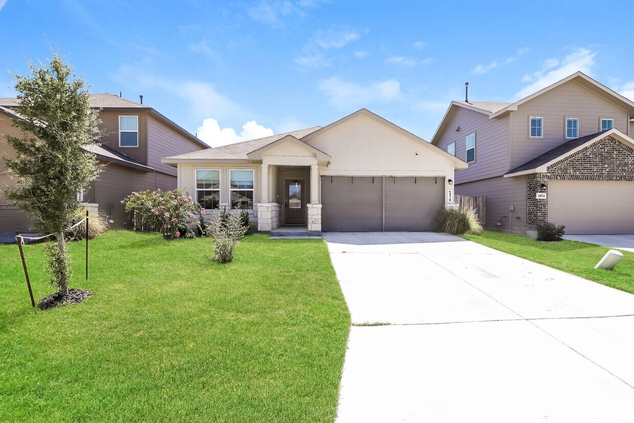 Foto principal - First time rental-4 Bedrooms- 11 miles fro...