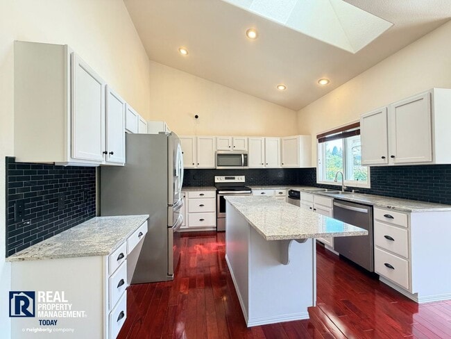 Foto del edificio - Beautiful 4BR Home Near Orting with Large Yard, Oversized Garage & A/C