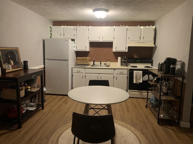 Building Photo - HR - 535 Calef 26