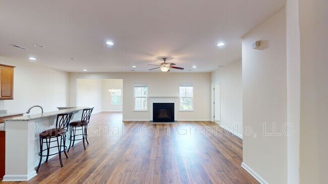 Building Photo - 301 Mercer Dr