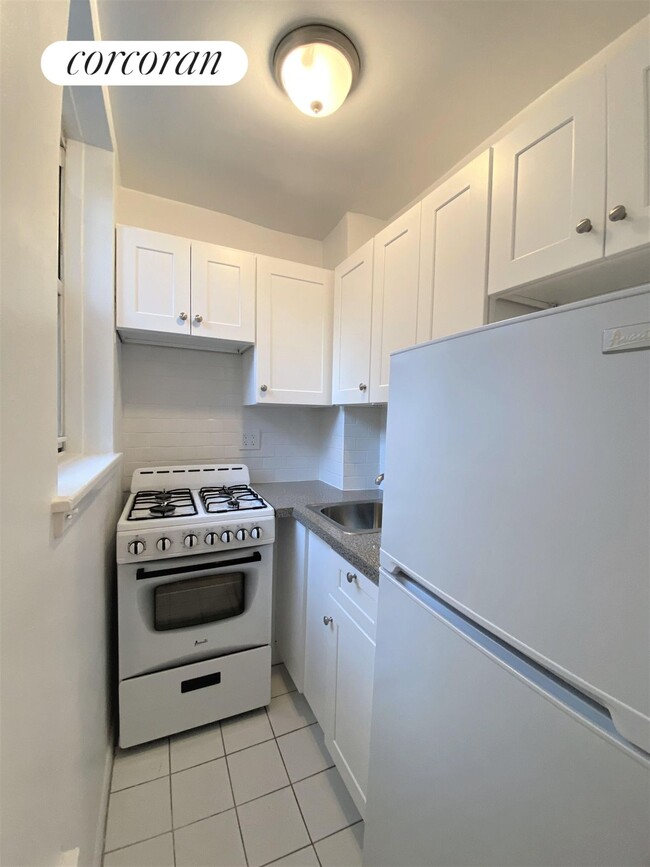 Building Photo - 70 W 71st St