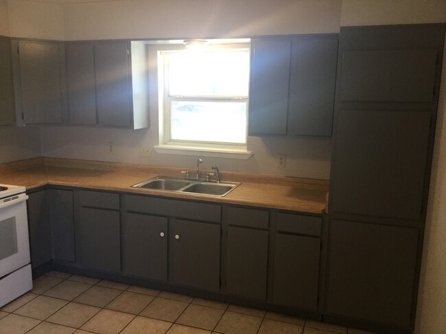 Foto del edificio - 2106 Jomar St