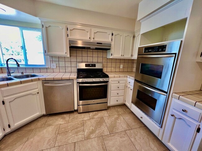 Building Photo - $2,300 Peach & Kings Canyon, 3 Bedroom - S...