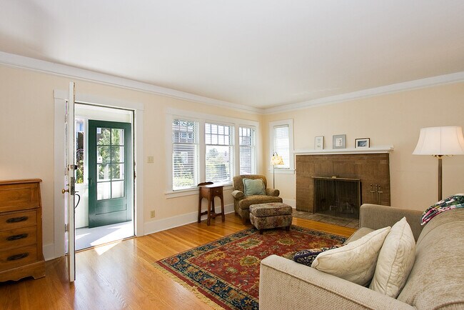 Foto del edificio - 306 NE 44th ST